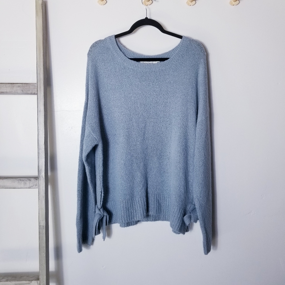 H&M L.O.G.G LABEL OF GRADED GOODS BLUE SWEATER WITH TIE BOWS ON SIDES SIZE LARGE